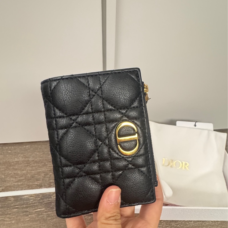 Dior Caro Dahlia 九五新短夾錢包 黑色柔軟 Cannage 籐格紋小牛皮-2