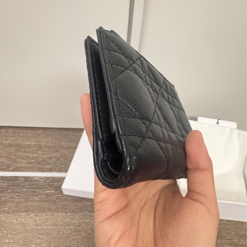 Dior Caro Dahlia 九五新短夾錢包 黑色柔軟 Cannage 籐格紋小牛皮-3