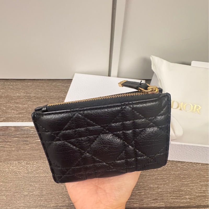Dior Caro Dahlia 九五新短夾錢包 黑色柔軟 Cannage 籐格紋小牛皮-4