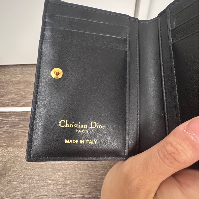 Dior Caro Dahlia 九五新短夾錢包 黑色柔軟 Cannage 籐格紋小牛皮-16