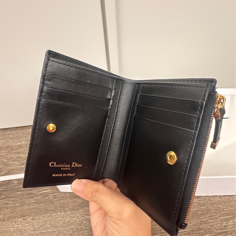 Dior Caro Dahlia 九五新短夾錢包 黑色柔軟 Cannage 籐格紋小牛皮-18