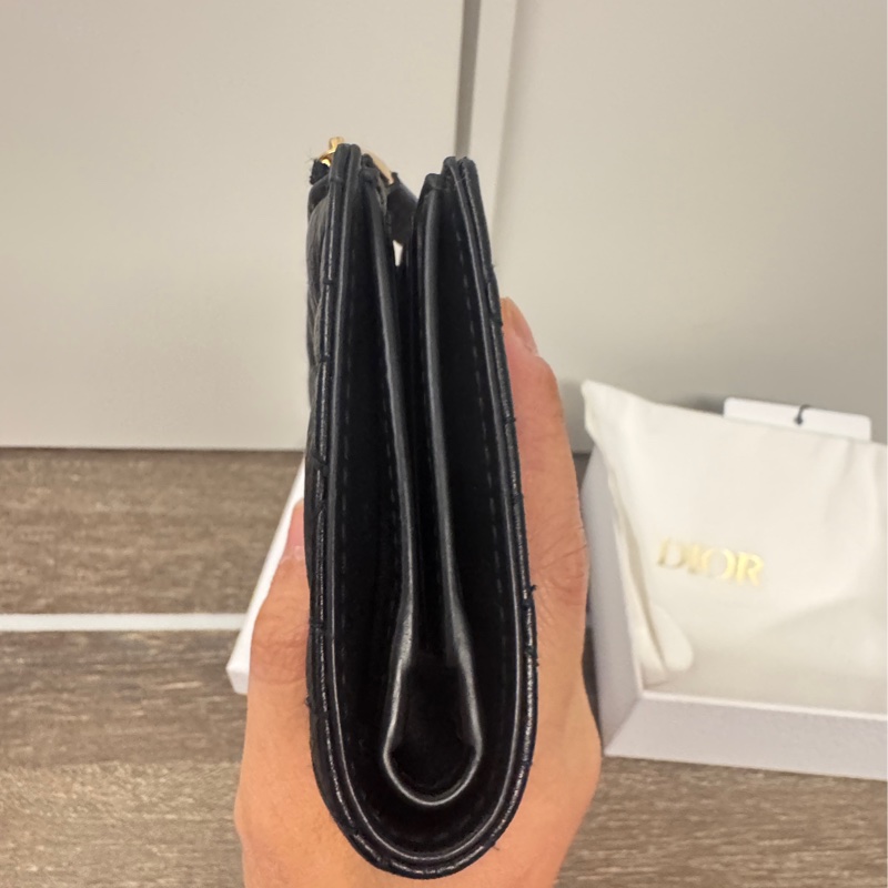 Dior Caro Dahlia 九五新短夾錢包 黑色柔軟 Cannage 籐格紋小牛皮-19