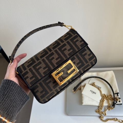 ✨Fendi Baguette mini 法棍包