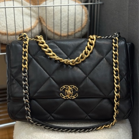 (閒置品）Chanel 19bag maxi 黑金 機場包 ✨最新晶片款
