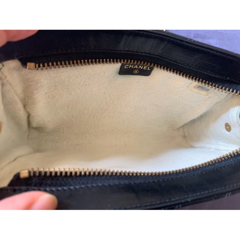 Chanel老香手拿包  斜背包小巧可愛 （已改造可斜背）小歸小還蠻能裝的呢-8