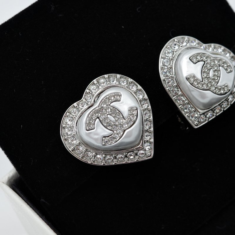 【CP 精選🌟小編推薦】24S Chanel 香奈兒 水鑽愛心 銀色 白色珍珠 耳夾 耳環-4