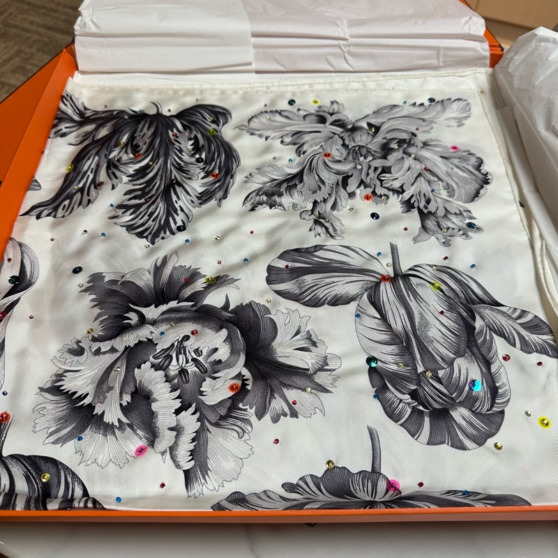 HERMES爱马仕 潮流复古 真丝 丝巾 女款 黑白彩宝-0