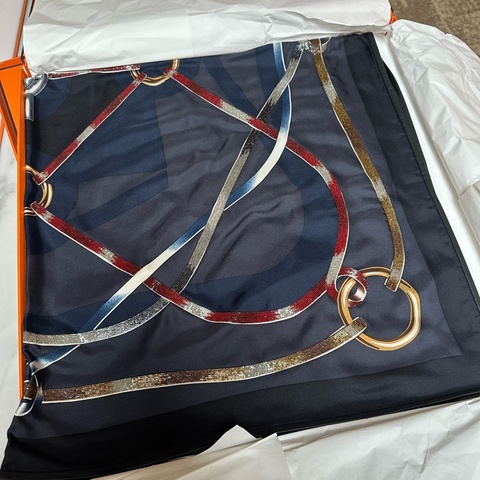 HERMES爱马仕 Carre 斜纹印花 丝巾 女款 黑色