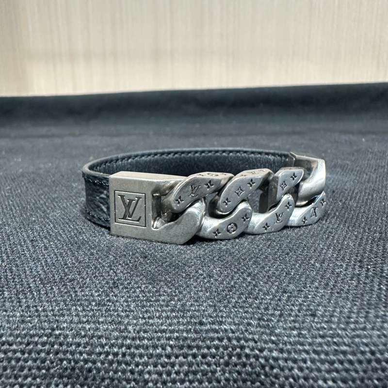 LOUIS VUITTON 路易威登 雕刻Logo 小牛皮 手环-1