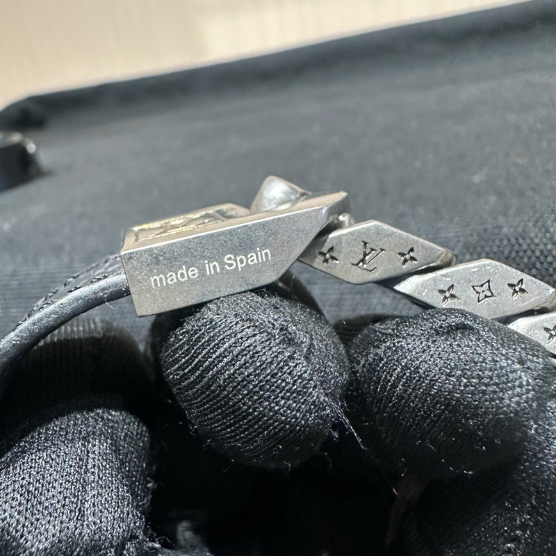 LOUIS VUITTON 路易威登 雕刻Logo 小牛皮 手环-6