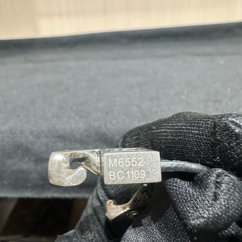 LOUIS VUITTON 路易威登 雕刻Logo 小牛皮 手环-7