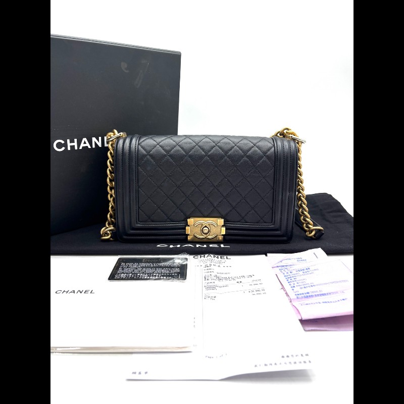 CHANEL Leboy 中號 黑色小牛皮菱格紋金扣肩背包-0