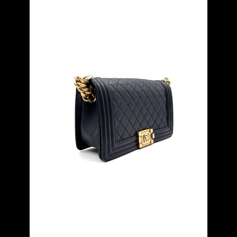 CHANEL Leboy 中號 黑色小牛皮菱格紋金扣肩背包-3