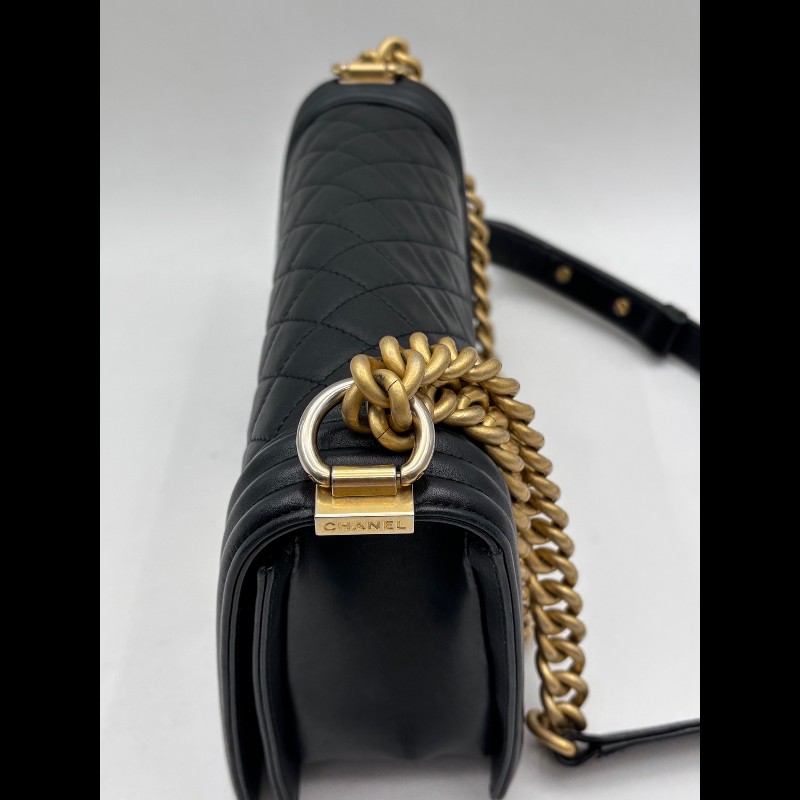 CHANEL Leboy 中號 黑色小牛皮菱格紋金扣肩背包-11