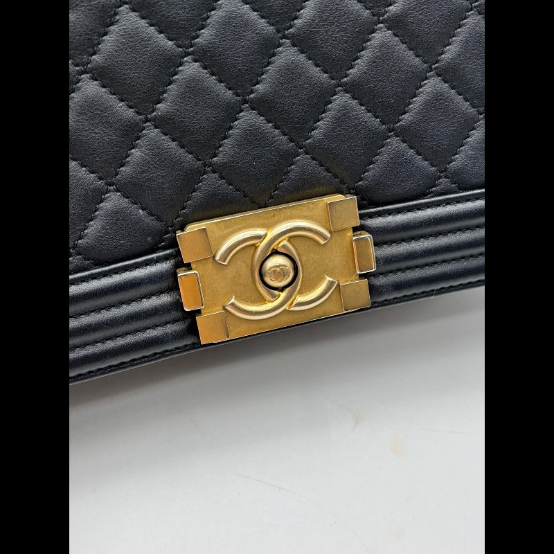 CHANEL Leboy 中號 黑色小牛皮菱格紋金扣肩背包-12