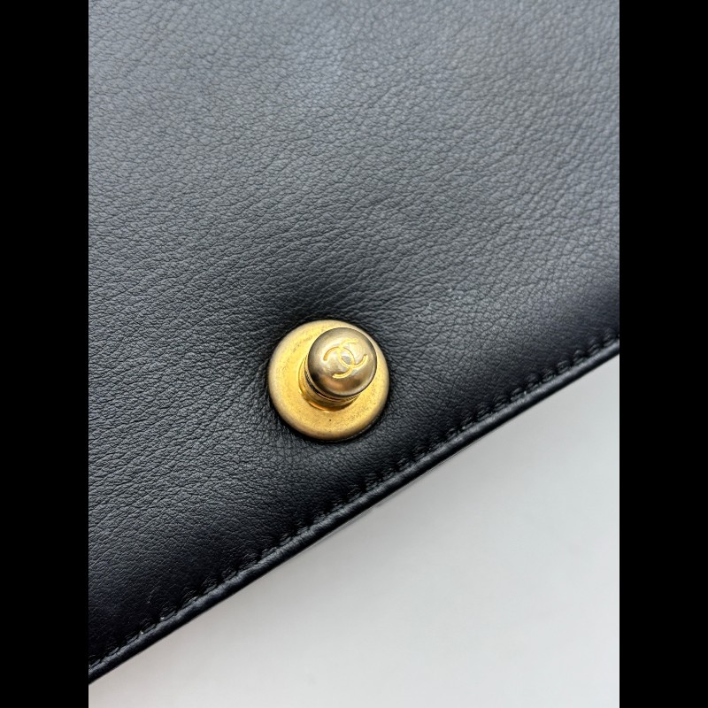 CHANEL Leboy 中號 黑色小牛皮菱格紋金扣肩背包-14