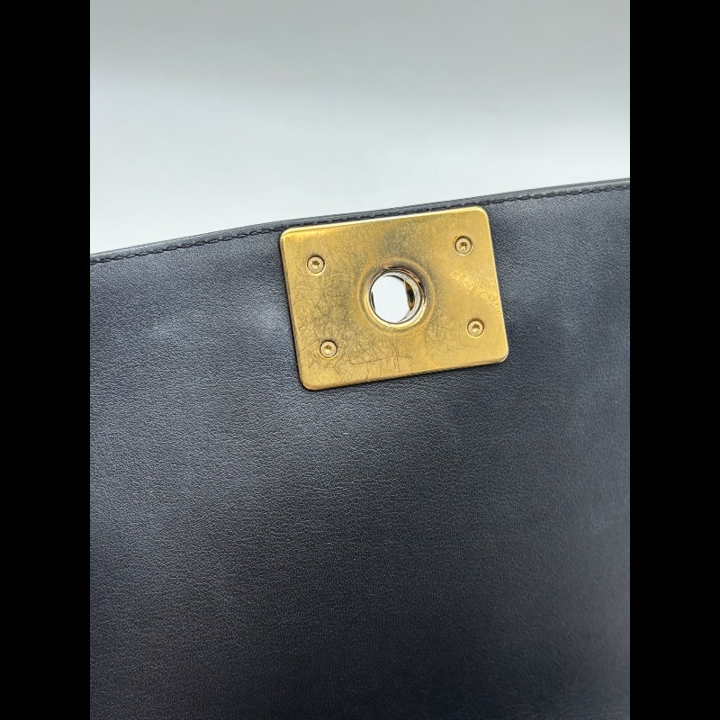 CHANEL Leboy 中號 黑色小牛皮菱格紋金扣肩背包-15