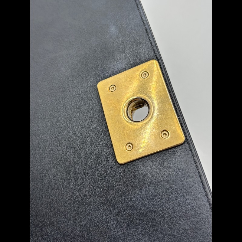 CHANEL Leboy 中號 黑色小牛皮菱格紋金扣肩背包-19