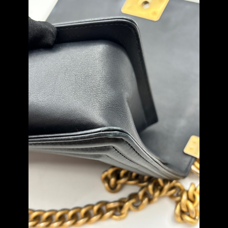 CHANEL Leboy 中號 黑色小牛皮菱格紋金扣肩背包-21