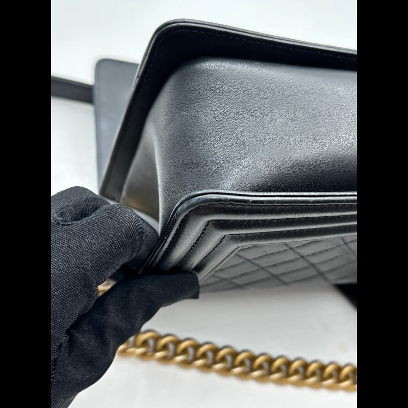 CHANEL Leboy 中號 黑色小牛皮菱格紋金扣肩背包-23