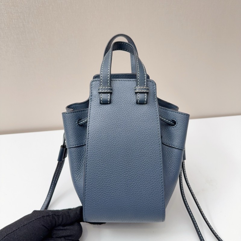 LOEWE 藍色牛皮hammock mini 手提包吊床包-2