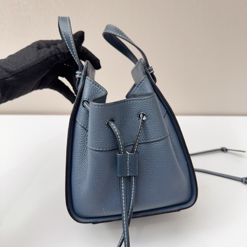 LOEWE 藍色牛皮hammock mini 手提包吊床包-4