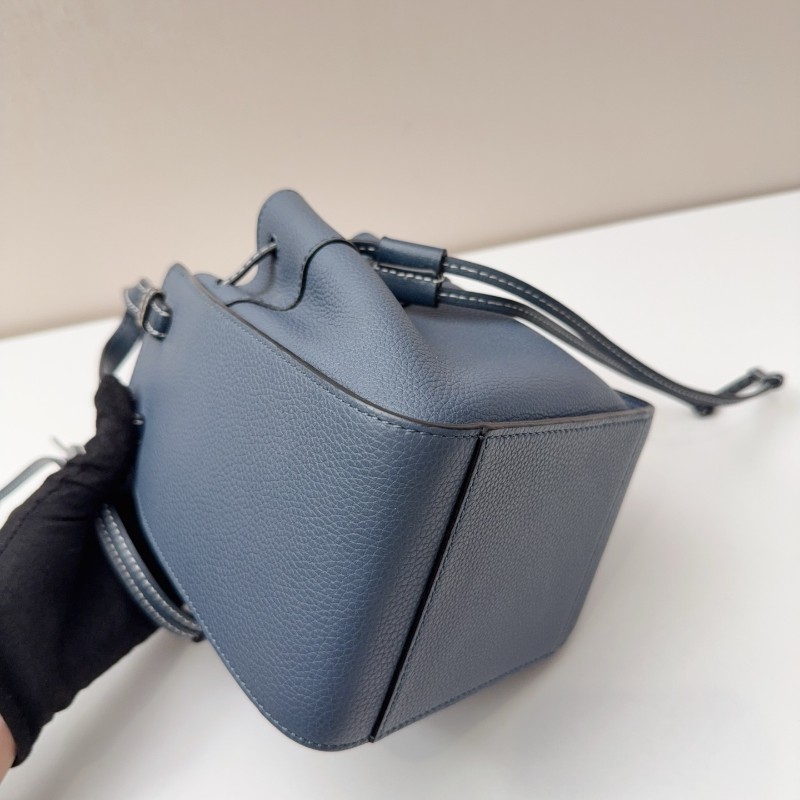 LOEWE 藍色牛皮hammock mini 手提包吊床包-9