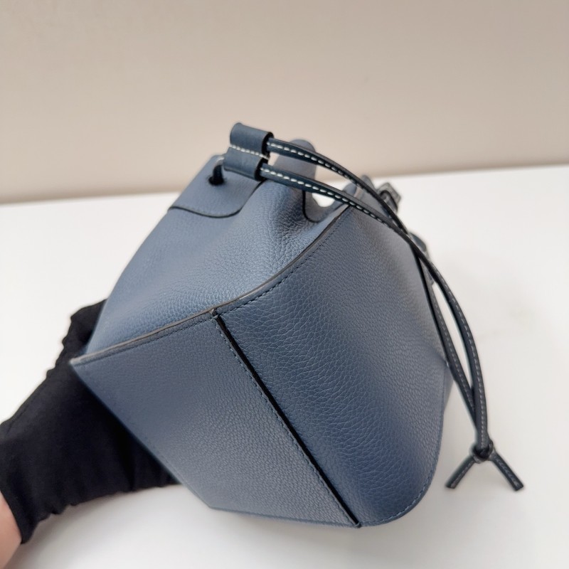 LOEWE 藍色牛皮hammock mini 手提包吊床包-10