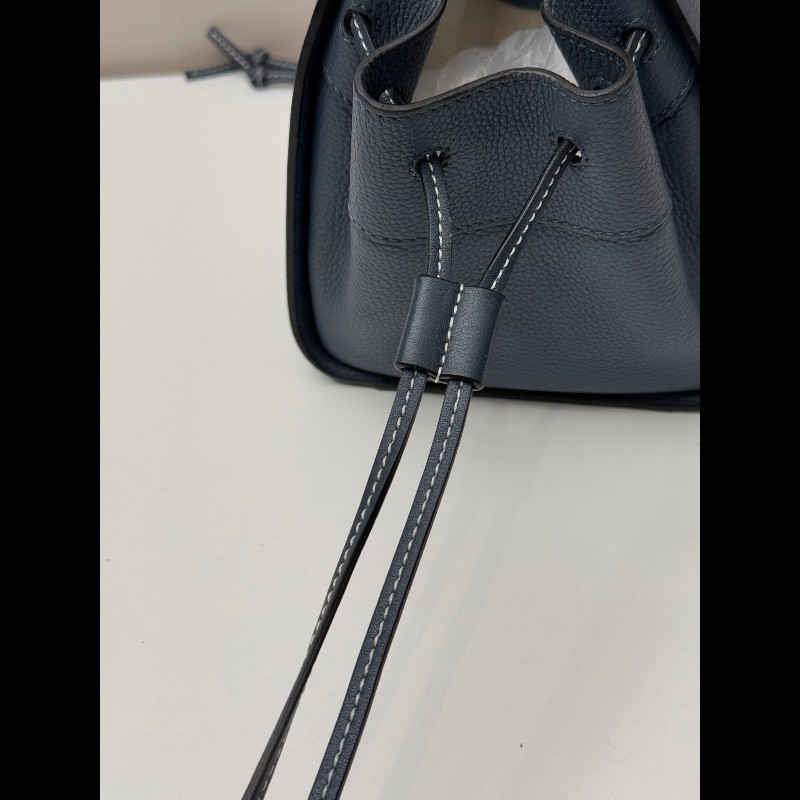 LOEWE 藍色牛皮hammock mini 手提包吊床包-16