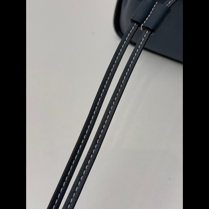 LOEWE 藍色牛皮hammock mini 手提包吊床包-17