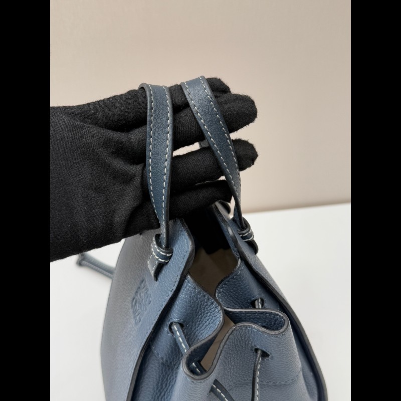 LOEWE 藍色牛皮hammock mini 手提包吊床包-21