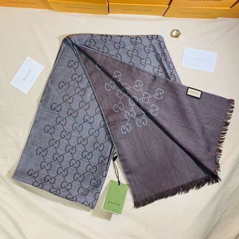 ‼️全台最甜 全新未用 Gucci 古馳 深灰老花滿版雙色圍巾 披肩
