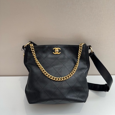 CHANEL香奈兒徽章黑金hobo嬉皮水桶包