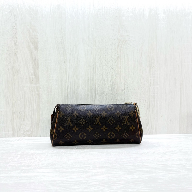 LV原花一字拉鍊小金牌兩用包-1