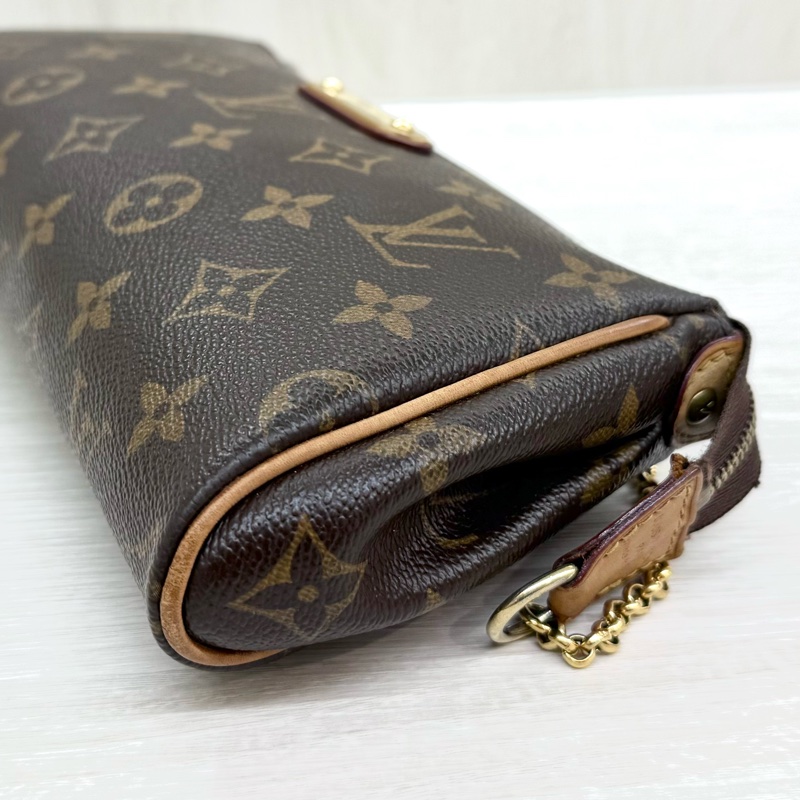 LV原花一字拉鍊小金牌兩用包-7