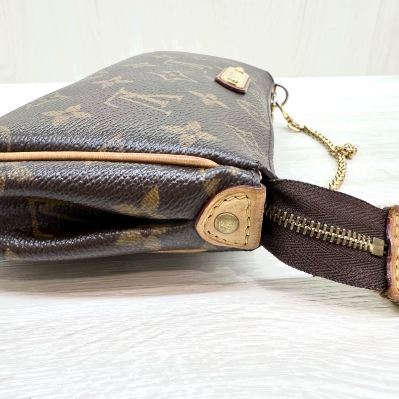 LV原花一字拉鍊小金牌兩用包-9