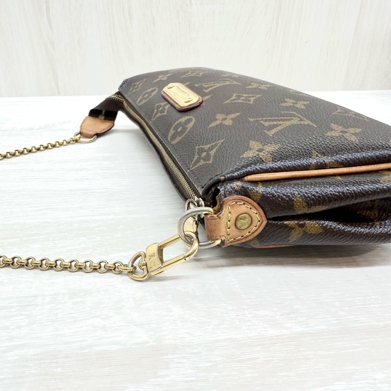 LV原花一字拉鍊小金牌兩用包-10