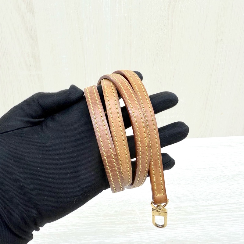 LV原花一字拉鍊小金牌兩用包-11