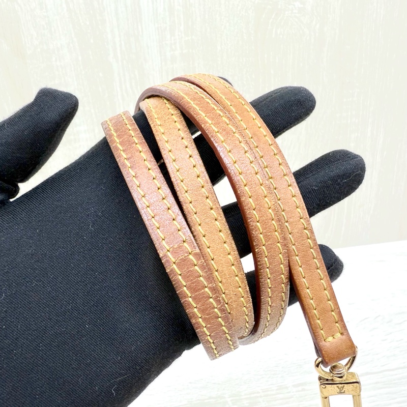 LV原花一字拉鍊小金牌兩用包-12