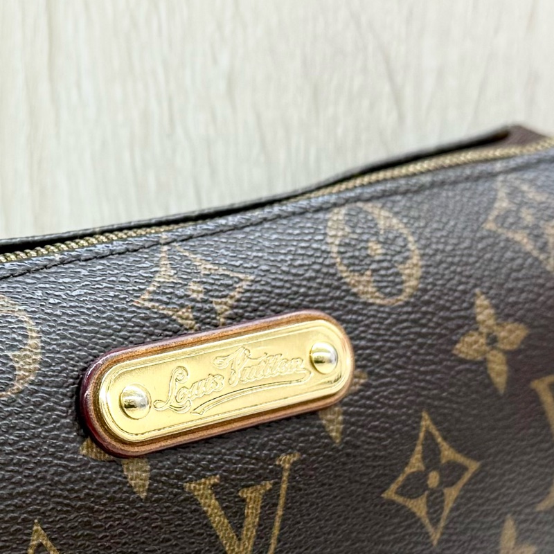 LV原花一字拉鍊小金牌兩用包-13