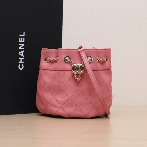 CHANEL 粉色牛皮29開金扣菱格抽繩水桶肩背包