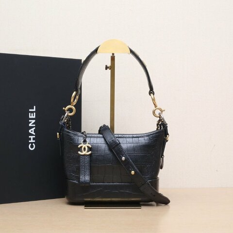 CHANEL GABRIELLE流浪小號20黑色牛皮28開金銀扣鱷魚壓紋寬LOGO手提肩背包