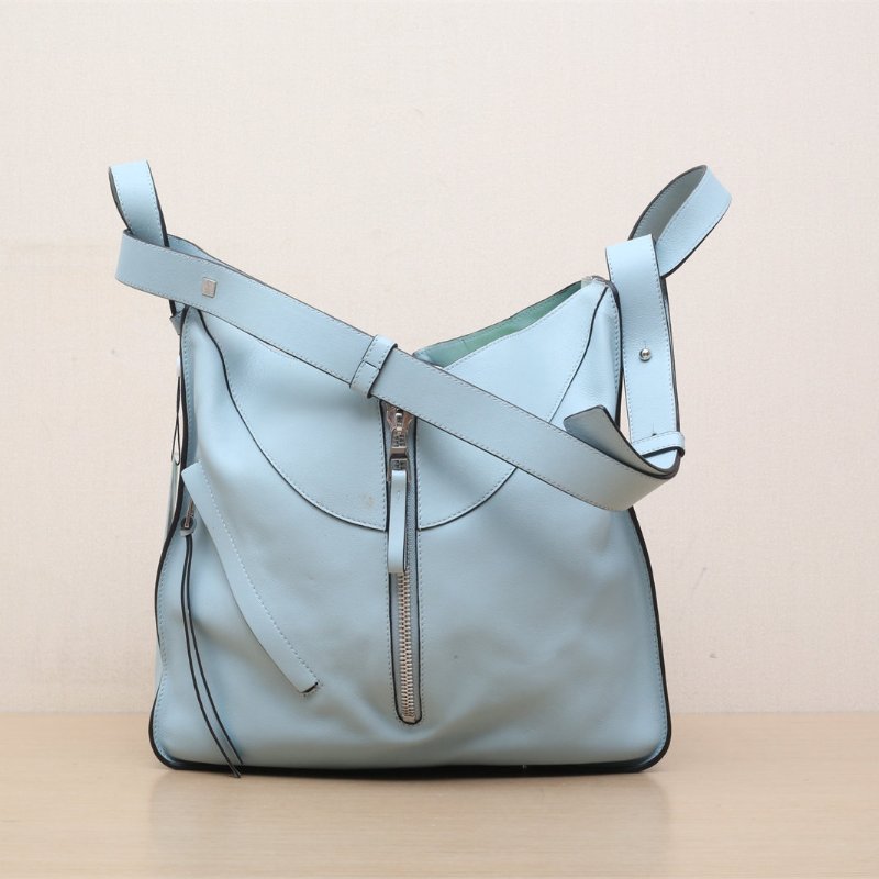 LOEWE Hammock吊床包大號藍色牛皮銀扣肩背包-1