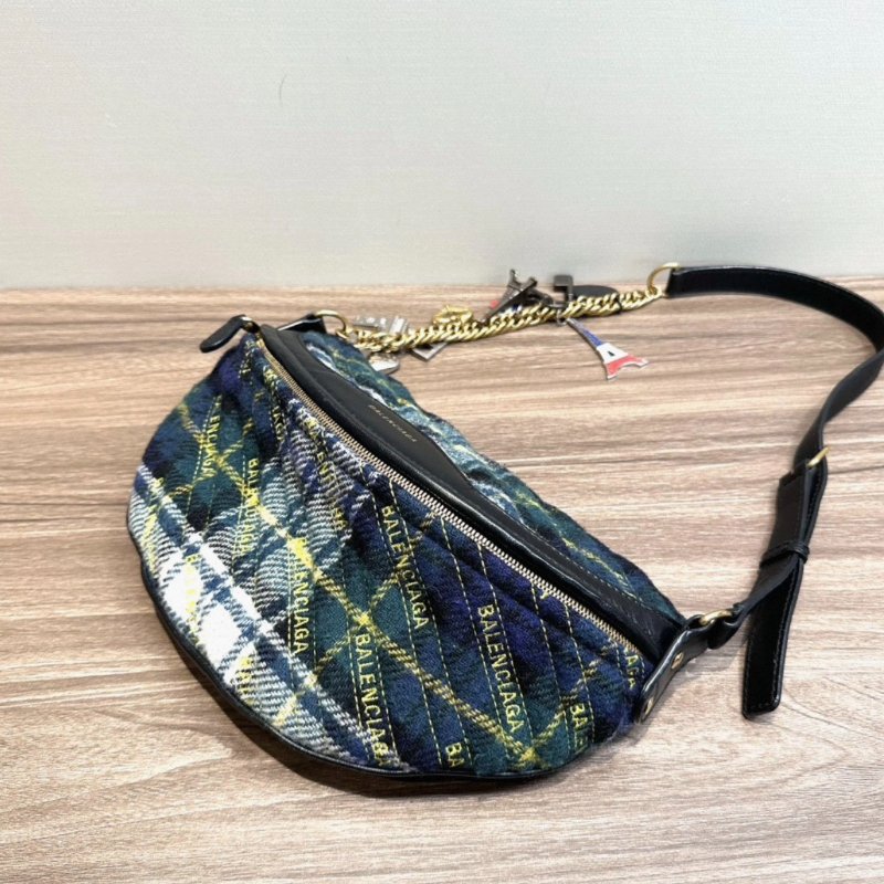 BALENCIAGA 毛呢格紋徽章胸包 27*17*5 98新配件塵袋-1