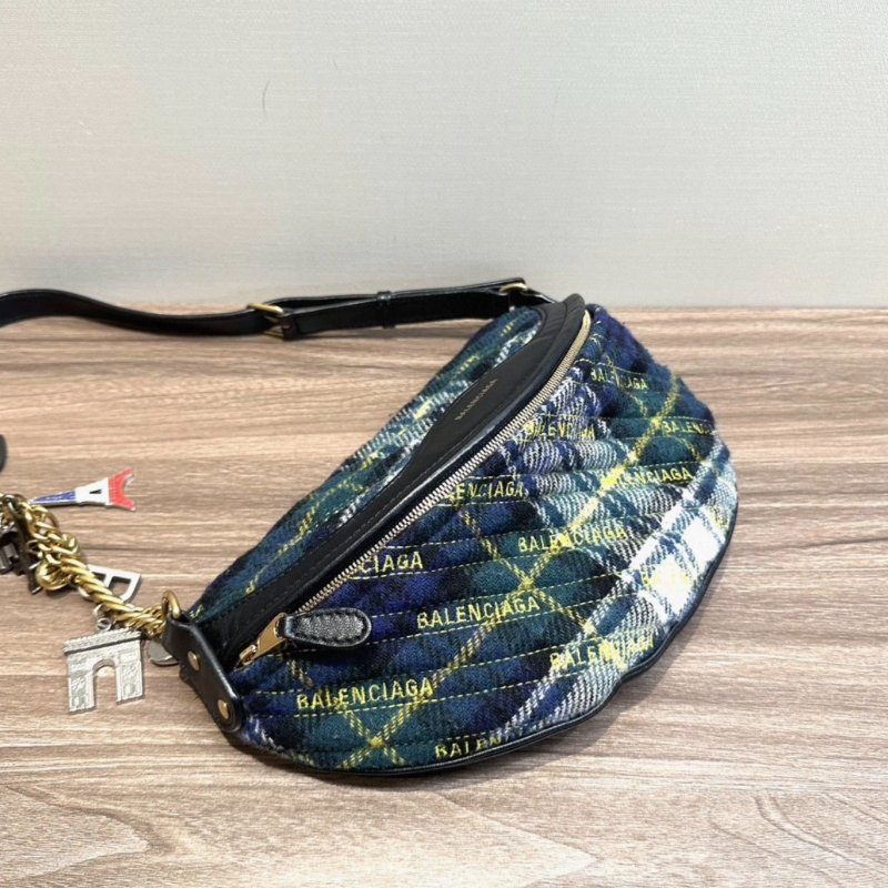 BALENCIAGA 毛呢格紋徽章胸包 27*17*5 98新配件塵袋-2