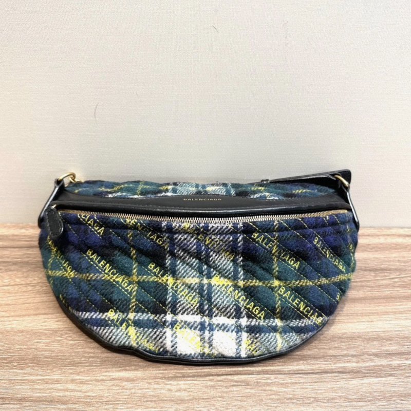 BALENCIAGA 毛呢格紋徽章胸包 27*17*5 98新配件塵袋-3