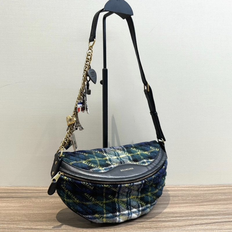 BALENCIAGA 毛呢格紋徽章胸包 27*17*5 98新配件塵袋-5