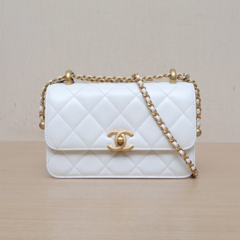 CHANEL 21ACF口蓋包19白色牛皮晶片開金扣雙金珠皮穿鏈肩背包-1
