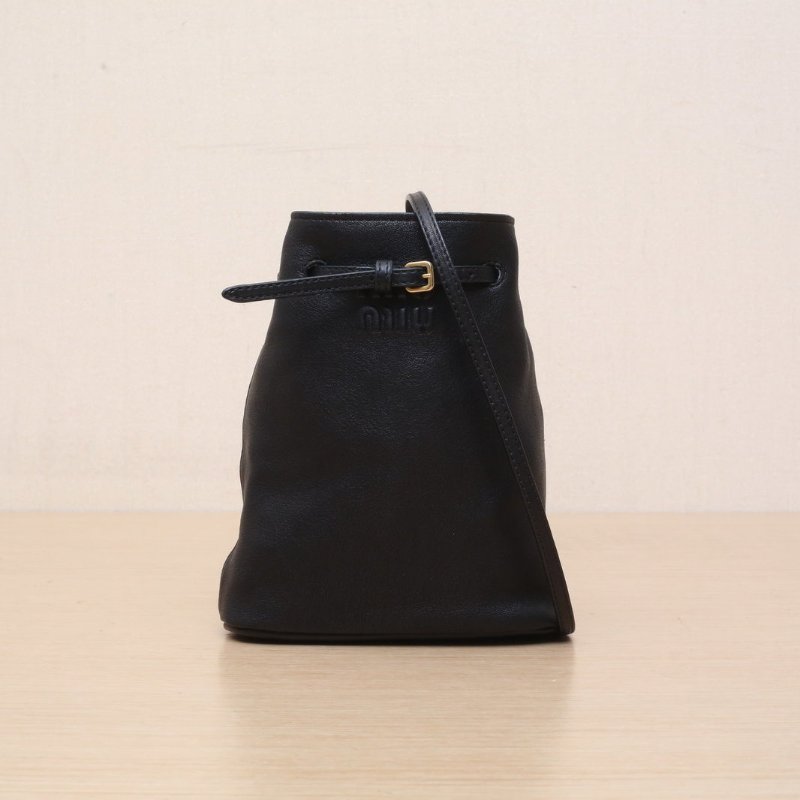 MIU MIU 黑色羊皮金扣新款抽繩水桶包小福袋肩背包-0