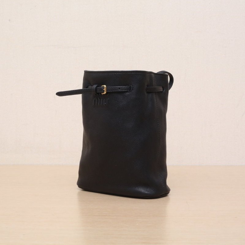 MIU MIU 黑色羊皮金扣新款抽繩水桶包小福袋肩背包-3
